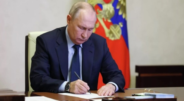 Putin imzaladı: Rusya'da reşit olmayanlara enerji içeceği satılmayacak