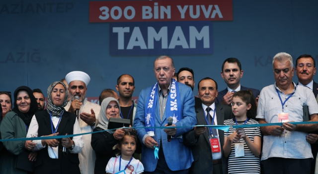 Erdoğan: “Bugün itibarıyla deprem bölgesindeki her 3 hak sahibi vatandaşımızdan 2’sini yeni yuvasına kavuşturmuş oluyoruz”