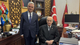 ALİ ÖZ DEVLET BAHÇELİ'NİN YANINDA