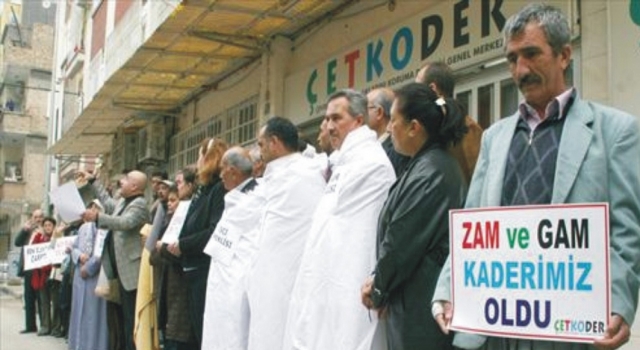 GÖKTAŞ, AKARYAKIT ZAMMINI KEFENLE PROTESTO ETTİ