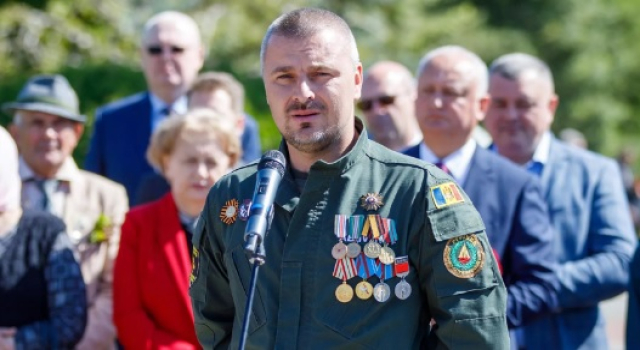 Moldova'da Aziz George kurdelesi takan yaşlılar para cezasına çarptırılıyor