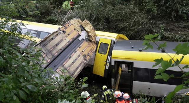 Almanya’da tren raydan çıktı: En az 3 ölü, çok sayıda yaralı