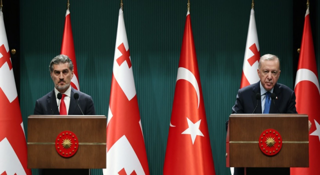 ERDOĞAN: “Türkiye ve Gürcistan olarak bölgemizde ve ötesinde iş birliği ve kalkınma için omuz omuza hareket etmeye devam edeceğiz”