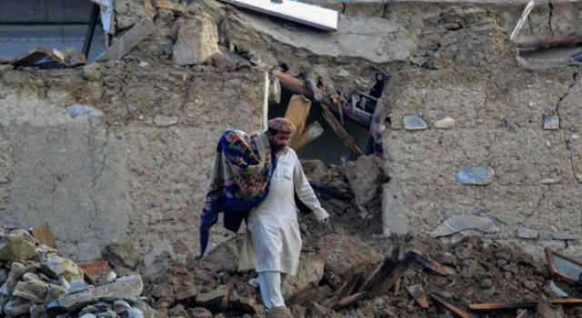 Afganistan'daki depremde ölü sayısı bin 450'yi geçti