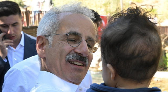 BAKAN DEĞİL ŞEKER, ÇAYIN İÇİNE AT KIRIŞTIR...