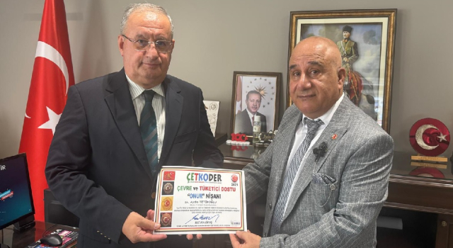 ERDEMLİ KAYMAKAMINA ÇEVRE VE TÜKETİCİ ONUR NİŞANI