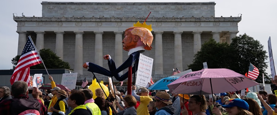 ABD'de 'Krallara Hayır' gösterileri: Binlerce kişi Trump yönetimini protesto etti