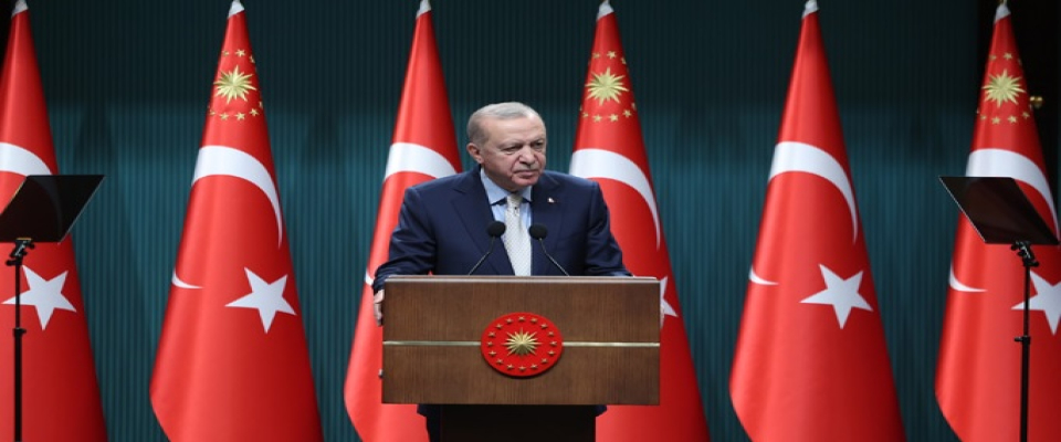 Erdoğan: “Dünyanın içinden geçtiği fırtınalı dönemde Türkiye emin ve ehil ellerde güvendedir”