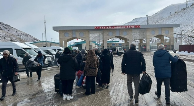 İran kapıları kapattı: Dünya medyası gelişmeleri Van sınırından takip ediyor