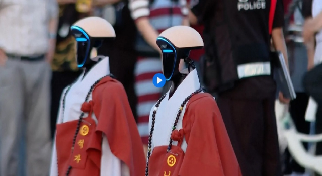 Güney Kore: Binler, robot keşişlerin Seul’ün tarihi sokaklarında yürüyüşünü izledi