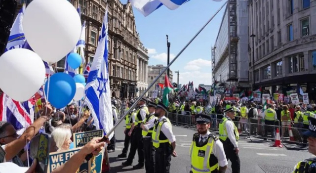 Londra'da iki ayrı protesto için binlerce polis görevlendirildi