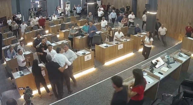 Belediye meclisinde utandıran anlar! CHP'li belediye başkanı AK Partili üyenin üzerine yürüdü
