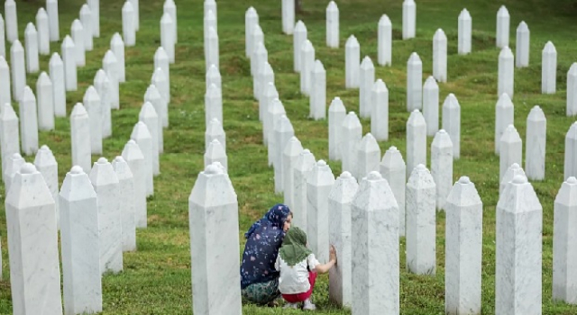 Bosna'da Srebrenitsa soykırımı kurbanları için barış yürüyüşü başladı