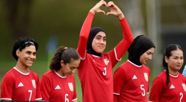 Afgan kadın futbolcular FIFA'nın tanıma kararı sonrası ilk milli maçlarını yaptı