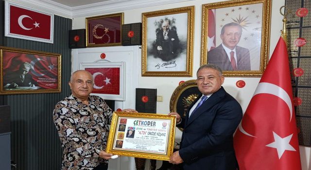 ÜMİT TURHAN’A ÇETKODER’DEN ULUSLARARASI ALTIN ORKİDE NİŞANI VERİLDİ