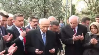 Devlet Bahçeli, Alparslan Türkeş’in kabrini ziyaret etti | Genel merkezde karanfillerle karşılandı