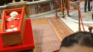 Papa Francis'i 50 bin kişi ziyaret etti: Cenazeyle selfie çekenler tepki çekti