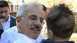 BAKAN DEĞİL ŞEKER, ÇAYIN İÇİNE AT KIRIŞTIR...