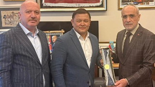 KIRGIZİSTAN MECLİSİ E.BAŞKANI, MİLETVEKİLi CUMABEKOV’DAN BAŞDANIŞMAN YALÇIN TOPÇU’YA ZİYARET