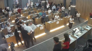 Belediye meclisinde utandıran anlar! CHP'li belediye başkanı AK Partili üyenin üzerine yürüdü