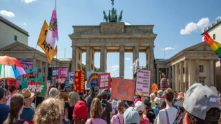 Almanya'da 10 bin kişi AfD'ye karşı sokakta