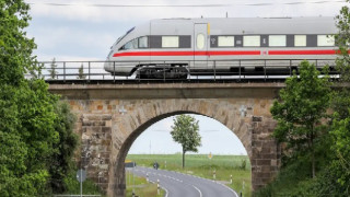 Demir yolu kabloları kesildi, yüzlerce tren seferi aksadı