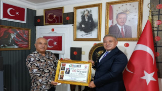 ÜMİT TURHAN’A ÇETKODER’DEN ULUSLARARASI ALTIN ORKİDE NİŞANI VERİLDİ