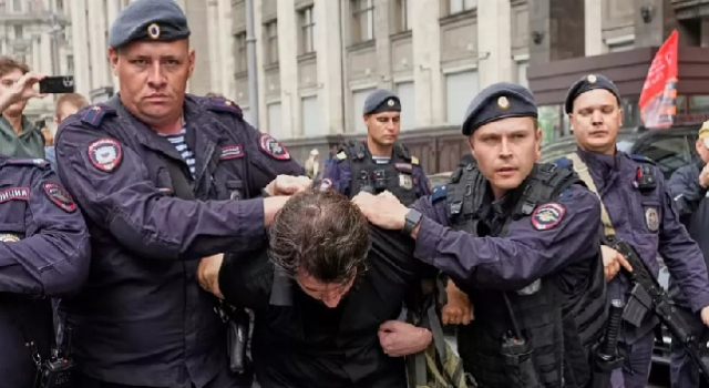 Rusya'da yeni yasa ile ‘aşırıcı’ olarak değerlendirilen çevrimiçi içerikler için arama yapmak suç sayılacak