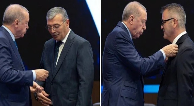 Cumhurbaşkanı Erdoğan, AK Parti'ye katılan iki belediye başkanına rozet taktı