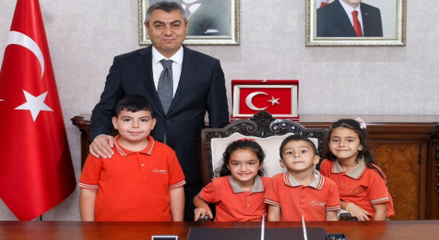 VALİ BABALARI MAKAMINI ÇOCUKLARA DEVRETTİ
