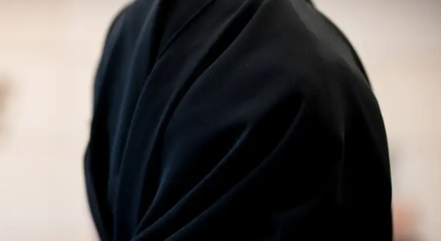 Almanya'da başörtülü kadına hakimlik için mahkeme engeli