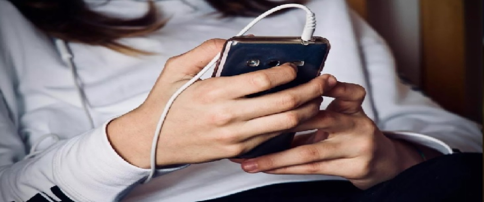 Fransa'da 15 yaş altına sosyal medya yasağına meclis onayı