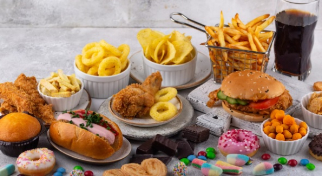 İngiltere'de 'obezite' sorunu: 'Sağlıksız yiyecek reklamları yasaklandı'