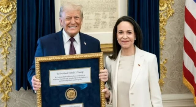 Venezuelalı muhalif lider Machado Nobel Barış Ödülü madalyasını Beyaz Saray'da Trump'a verdi