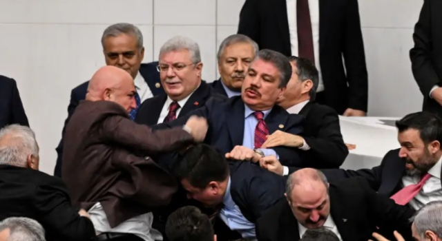 Akın Gürlek atamasına tepki: CHP'liler kürsüyü işgal etti, yumruklu kavga çıktı