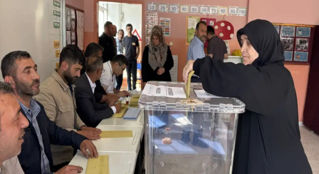 Türkiye'de 6 beldede ara seçimler: AKP yarışı önde bitirdi