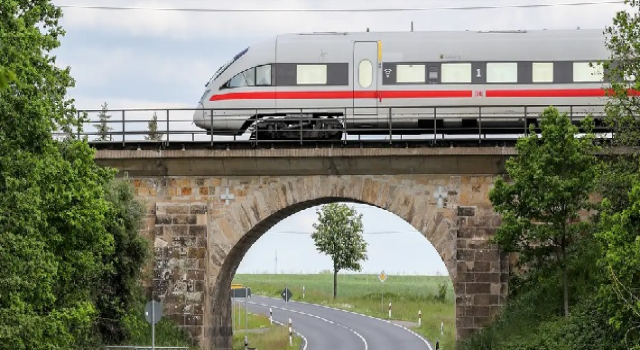 Demir yolu kabloları kesildi, yüzlerce tren seferi aksadı
