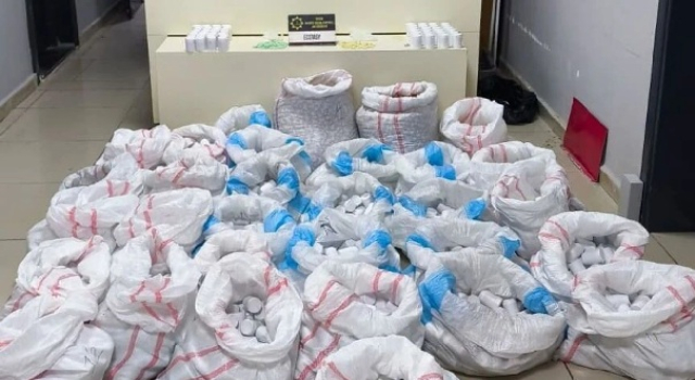Hastane otoparkındaki araçta 256 binden fazla sentetik ecza hap ele geçirildi: 4 gözaltı