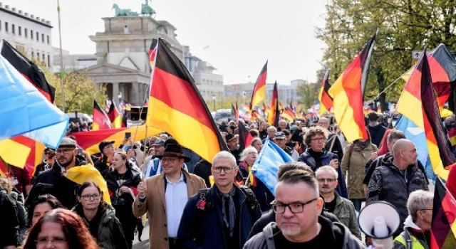 Berlin’de binlerce kişi yürüdü: Merz istifa etsin, Rusya ile barış sağlansın