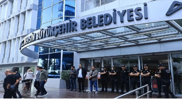 Mersin Büyükşehir Belediye Başkanı Vahap Seçer gözaltına alındı 3 belediyeye yolsuzluk operasyonu