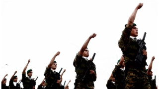 Güney Kıbrıs'ta kadınlara 'gönüllü askerlik' yasalaştı