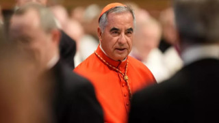 Yolsuzlukla suçlanan kardinal Becciu, Papa Francis'in halefinin seçileceği toplantıya katılmayacak