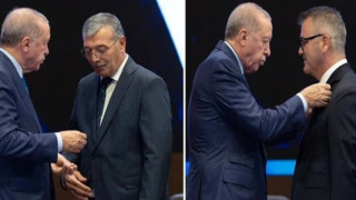 Cumhurbaşkanı Erdoğan, AK Parti'ye katılan iki belediye başkanına rozet taktı