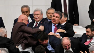 Akın Gürlek atamasına tepki: CHP'liler kürsüyü işgal etti, yumruklu kavga çıktı