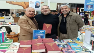 ÜSTAT GÖKTAŞ, CAFER UZUNKAYA'NIN ATO FUARINDA KİTABINI TESLİM ALDI