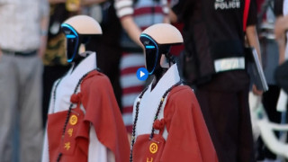Güney Kore: Binler, robot keşişlerin Seul’ün tarihi sokaklarında yürüyüşünü izledi