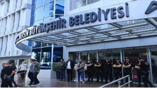 Mersin Büyükşehir Belediye Başkanı Vahap Seçer gözaltına alındı 3 belediyeye yolsuzluk operasyonu