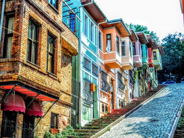 İstanbul'un Tarihi semti. Fener. Kafeler caddesi ve kiremit evleri